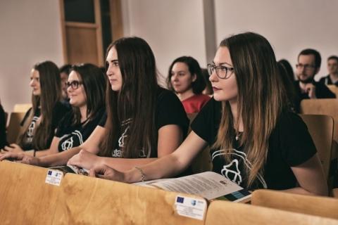 grupa studentów znajdujących się w sali wykładowej na Wydziale Humanistycznym w Sosnowcu